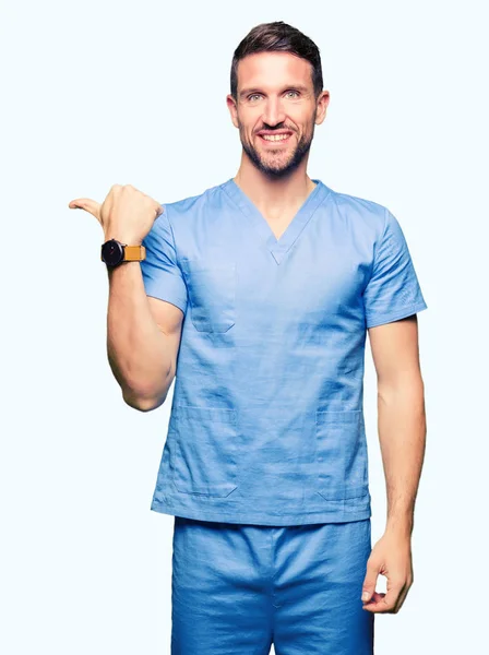 Schöner Arzt Mann Trägt Medizinische Uniform Über Isoliertem Hintergrund Lächelnd — Stockfoto