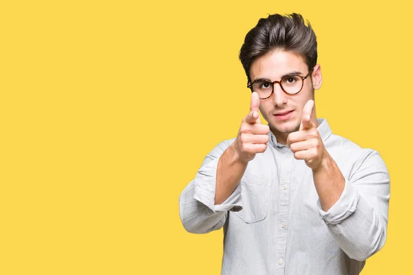 Homem Bonito Jovem Usando Óculos Sobre Fundo Isolado Apontando Dedos — Fotografia de Stock