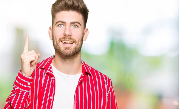 Homem Bonito Jovem Vestindo Camisa Vermelha Apontando Dedo Para Cima — Fotografia de Stock