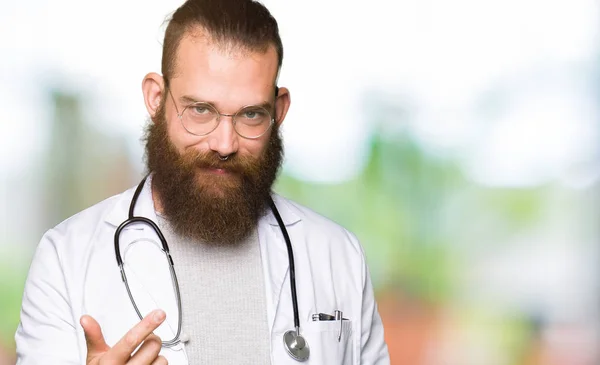 Joven Médico Rubio Con Barba Vistiendo Abrigo Médico Beckoning Ven — Foto de Stock