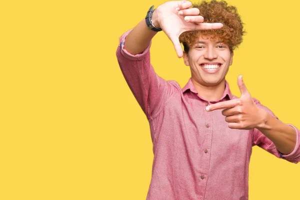 Joven Hombre Negocios Guapo Con Pelo Afro Sonriente Haciendo Marco —  Fotos de Stock