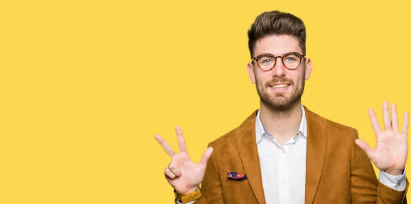 Молодий Красивий Бізнесмен Окулярах Показує Вказує Пальцями Номер Вісім Посміхаючись — стокове фото