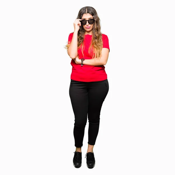 Νεαρή Όμορφη Γυναίκα Που Φοράει Κόκκινο Μπλουζάκι Και Γυαλιά Σκεπτικιστής — Φωτογραφία Αρχείου