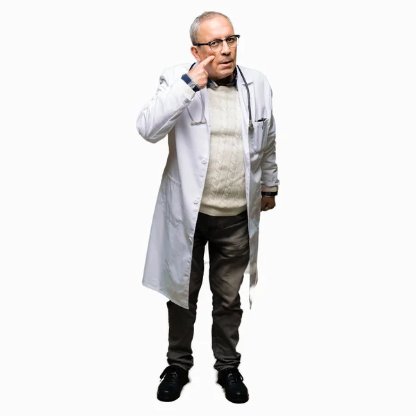 Bell Uomo Anziano Medico Che Indossa Cappotto Medico Che Punta — Foto Stock