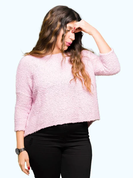 여자를 분홍색 스웨터 피곤된 바르고 스트레스와 — 스톡 사진