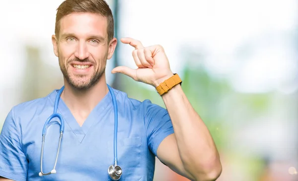 Beau Médecin Homme Portant Uniforme Médical Sur Fond Isolé Sourire — Photo