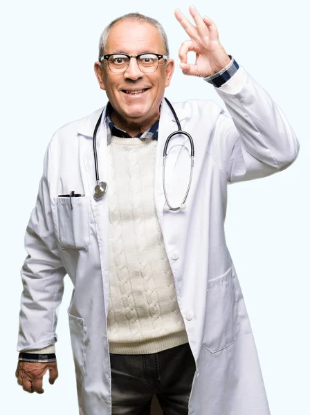ハンサムな先輩医師男の手と指で サインをしている肯定的な笑みを浮かべて医療のコートを着ています 成功した式 — ストック写真