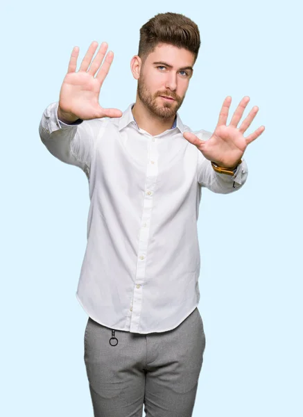 Ung Snygg Business Mannen Leende Gör Ramen Med Händerna Handflator — Stockfoto