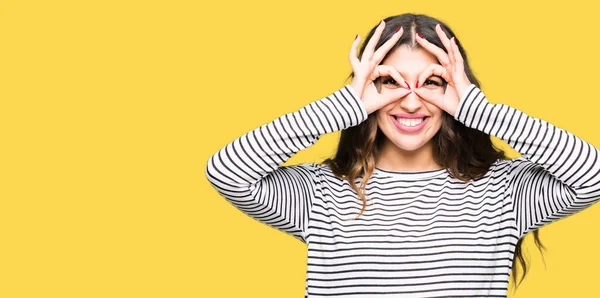 Mooie Jongedame Dragen Strepen Trui Doen Gebaar Als Verrekijker Steken — Stockfoto