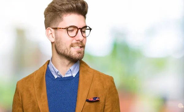 Joven Hombre Negocios Guapo Con Gafas Mirando Hacia Lado Con —  Fotos de Stock