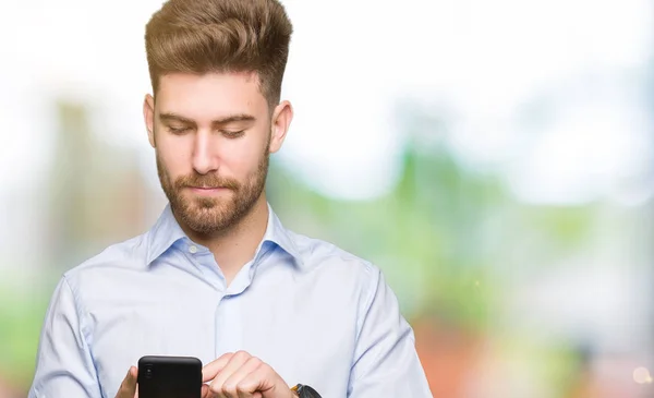 Joven Hombre Guapo Negocio Utilizando Teléfono Inteligente Con Una Expresión —  Fotos de Stock