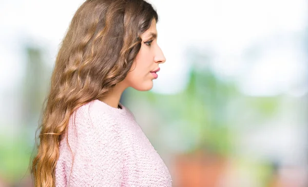 Giovane Bella Donna Che Indossa Maglione Rosa Cercando Lato Posa — Foto Stock