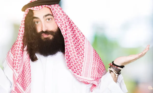 Арабский Бизнесмен Длинными Волосами Носящий Традиционный Шарф Кеффийе Невежественное Запутанное — стоковое фото