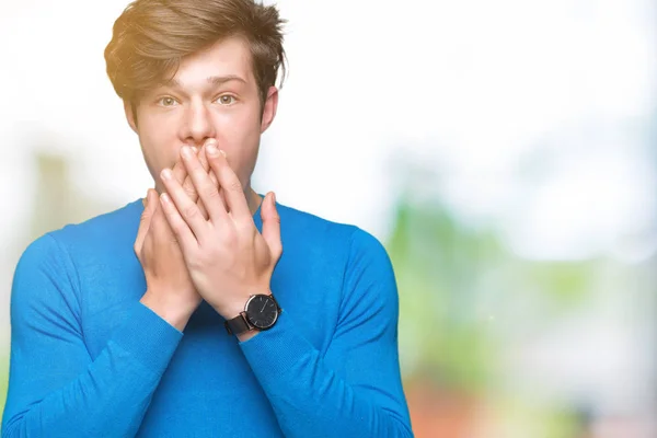 Joven Hombre Guapo Con Suéter Azul Sobre Fondo Aislado Impactó —  Fotos de Stock