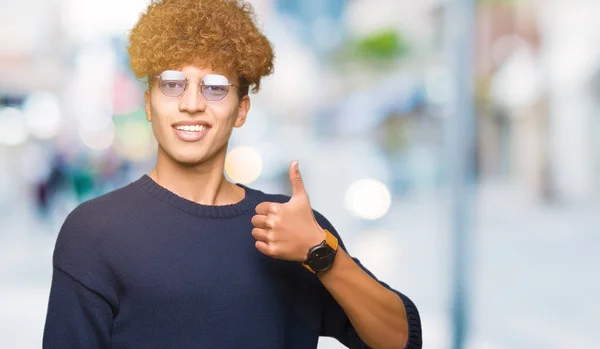 Joven Hombre Guapo Con Gafas Afro Haciendo Gesto Feliz Con — Foto de Stock