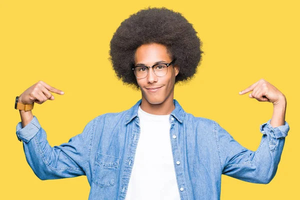 Unga Afroamerikanska Man Med Afro Hår Glasögon Ser Självsäker Med — Stockfoto