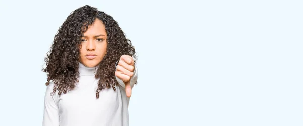 Giovane Bella Donna Con Capelli Ricci Indossa Maglione Dolcevita Cercando — Foto Stock