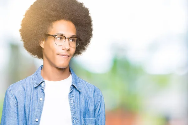 Giovane Uomo Afro Americano Con Capelli Afro Indossare Occhiali Guardando — Foto Stock