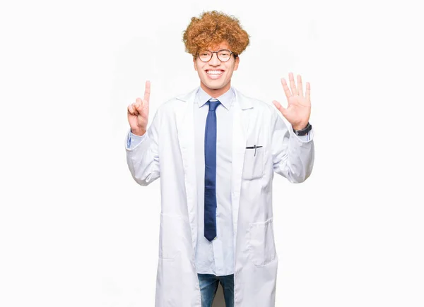 Młody Naukowiec Przystojny Mężczyzna Okularach Wyświetlono Skierowaną Górę Palców Numer — Zdjęcie stockowe
