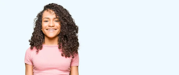 Joven Hermosa Mujer Con Pelo Rizado Usando Camiseta Rosa Con — Foto de Stock