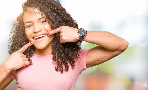 Joven Hermosa Mujer Con Pelo Rizado Usando Camiseta Rosa Sonriendo —  Fotos de Stock