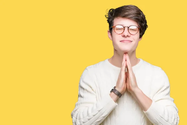 Joven Hombre Guapo Con Gafas Sobre Fondo Aislado Mendigando Rezando — Foto de Stock