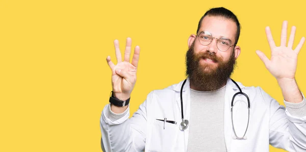 Joven Médico Rubio Con Barba Con Abrigo Médico Mostrando Señalando —  Fotos de Stock