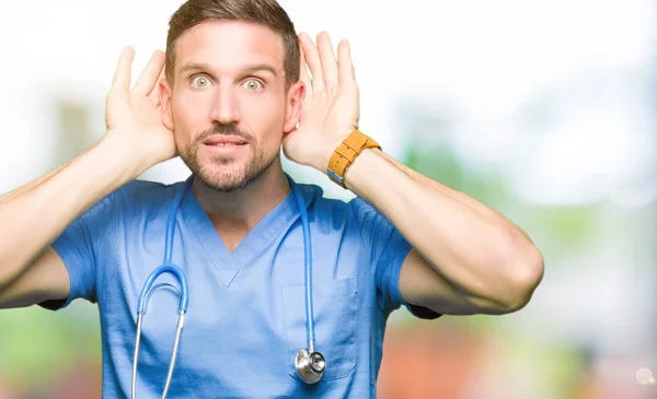 Knappe Dokter Man Medische Uniform Dragen Geïsoleerde Achtergrond Wilt Horen — Stockfoto