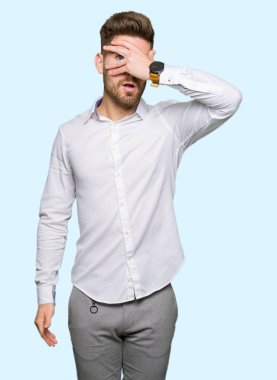 Yüz ve gözler el ile kapsayan şok bakmak genç yakışıklı iş adamı mahcup ifadeyle parmaklarımın arasından arıyorsunuz.