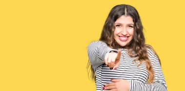 Giyen genç güzel kadın çizgili süveter gülme sizin parmak el kamerasıyla göğüs üzerinde utanç ifadesi işaret eden