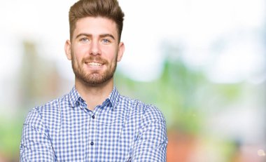 Genç yakışıklı bussines mutlu yüz çapraz kollu kameraya bakarak gülen adam. Olumlu bir kişi.