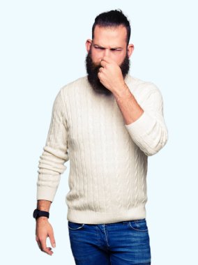 Bir şey pis ve iğrenç kokulu kış kazak, dayanılmaz koku, holding nefes parmak ile burun üzerinde giyen genç hipster adam. Kötü kokuyor kavramı.