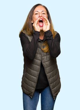 Kış yelek ağzını ile yüksek sesle el kızgın bağırarak giyen güzel orta yaş kadın