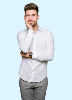 Genç yakışıklı iş düşünme seyir yorgun ve sıkılmış çapraz silah depresyon sorunları ile.