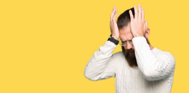 Genç hipster adam gözlük ve kışlık baş ağrısı çaresizlik muzdarip giyen ve ağrı ve migren nedeniyle vurguladı. Eller baş.