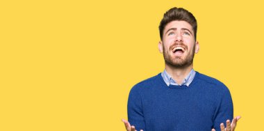 Genç yakışıklı bussines çılgın ve kızgın bağırarak ve agresif ifade ve silah kaldırdı bağırmaya dostum. Hayal kırıklığı kavramı.