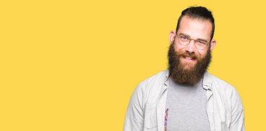 Kırpışan kameraya seksi bir ifadeyle, neşeli ve mutlu yüz arıyorum giyen genç sarışın adam gözlük.