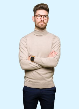 Görünümlü yan ve dik dik bakma uzağa düşünce gülümseyen gözlüklü genç yakışıklı iş adamı.