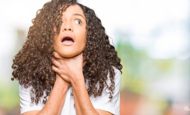 Kıvırcık saçlı giyen ile genç güzel kadın beyaz t-shirt bağırarak ve çünkü boğmak acı kendi ellerimle öldürürüm. Sağlık sorunu. Yaralarından ve intihar kavramı.