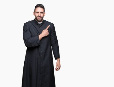 Genç Hıristiyan rahip izole üzerinden reklam, ciddi ve sakin yüz gösterilen yan el parmak ile işaret arka plan