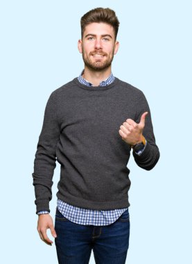 Hareketi el ile mutlu yaşasın yapan genç yakışıklı şık erkek. Kameraya bakarak başarı gösteren ile ifade onaylama.