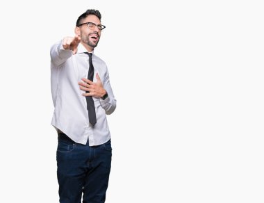 Genç yakışıklı iş adam gözlük izole üzerinde gülme sizin parmak el kamerasıyla göğüs üzerinde utanç ifadesi işaret eden arka plan