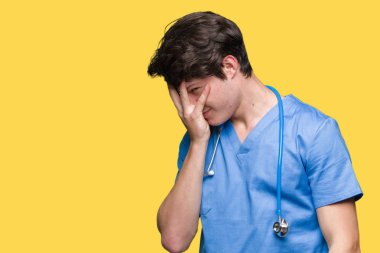 Üzgün ifade yüz eller ile ağlayarak süre kapsayan ile izole arka plan üzerinde tıbbi üniforma giyen genç doktor. Depresyon kavramı.