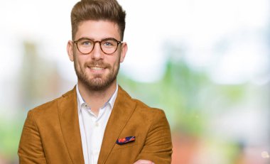 Genç yakışıklı iş adamı ile gülümseyen bardakları mutlu yüz giyen silah kameraya bakarak geçti. Olumlu bir kişi.