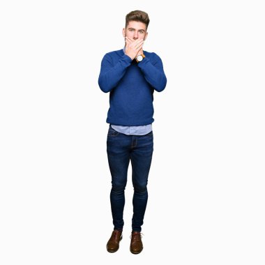 Genç yakışıklı bussines adam ağız hata için elleriyle kapsayan şok. Gizli kavramı.