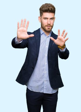 Genç yakışıklı bussines çerçeve kullanarak el avuç içi ve parmaklar, kamera perspektif yapıyor gülen adam