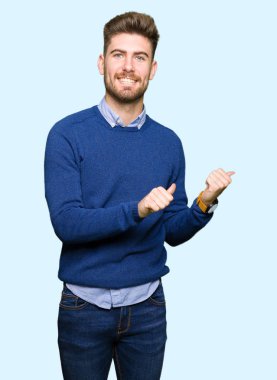 Genç yakışıklı bussines dostum işaretleme için el ve başparmak yukarıya ile tekrar emin gülümseyen