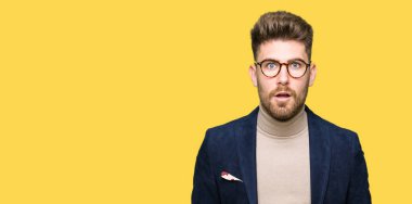 Korkuyor ve şok sürpriz ifade, korku ve heyecan yüz ile gözlüklü genç yakışıklı iş adamı.