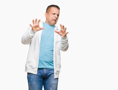 Orta yaş Arap adamın üzerinden kazak giydiğini şokta bağırarak arka plan korkuyor ve dehşet korku ifade dur hareketi el ile ile izole. Panik kavramı.