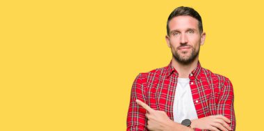 Rahat gömlek giyen yakışıklı adam reklam, ciddi ve sakin yüz gösteren yan el parmağı ile Işaret